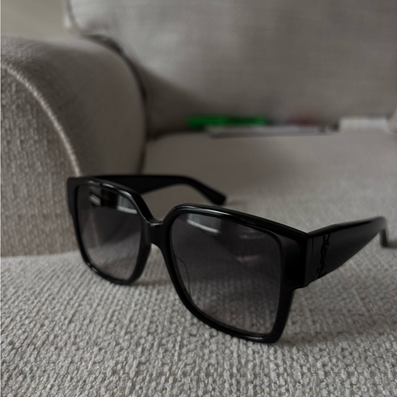 Yves Saint Laurent - Picture 1 of 14
